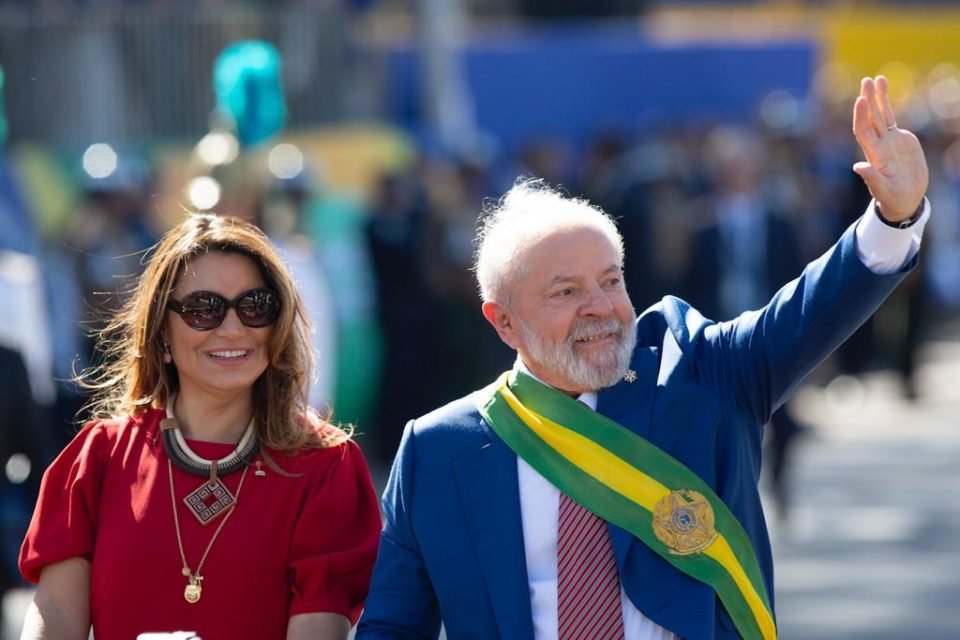 Em carro aberto, Lula abre o desfile de 7 de Setembro - Metrópoles