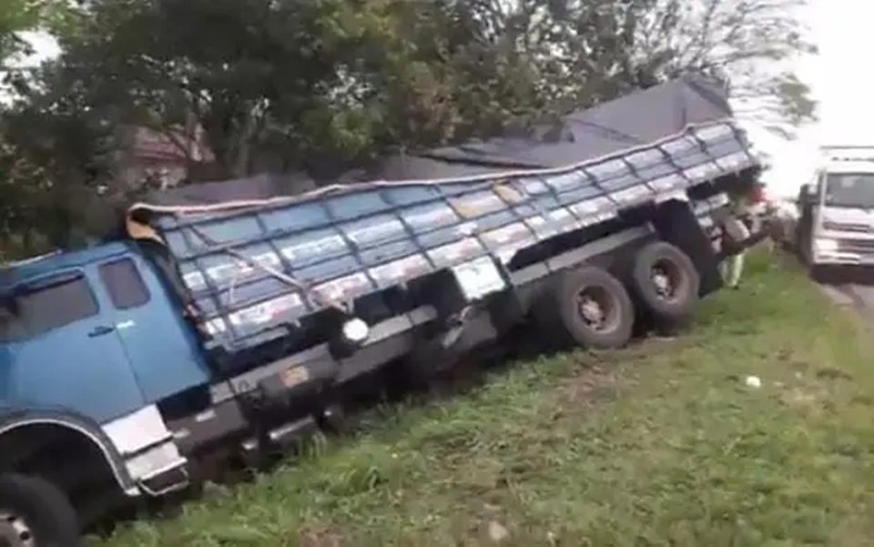 Imagem colorida de caminhão tombado em ribanceira em Curitiba (PR) - Metrópoles