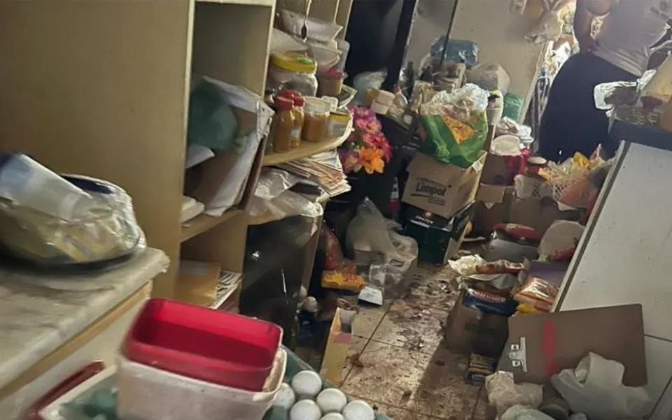 Imagem colorida mostra lixo em casa de idosa - Metrópoles