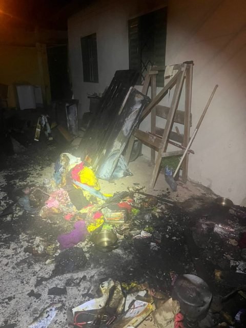 Imagem colorida mostra casa incendiada