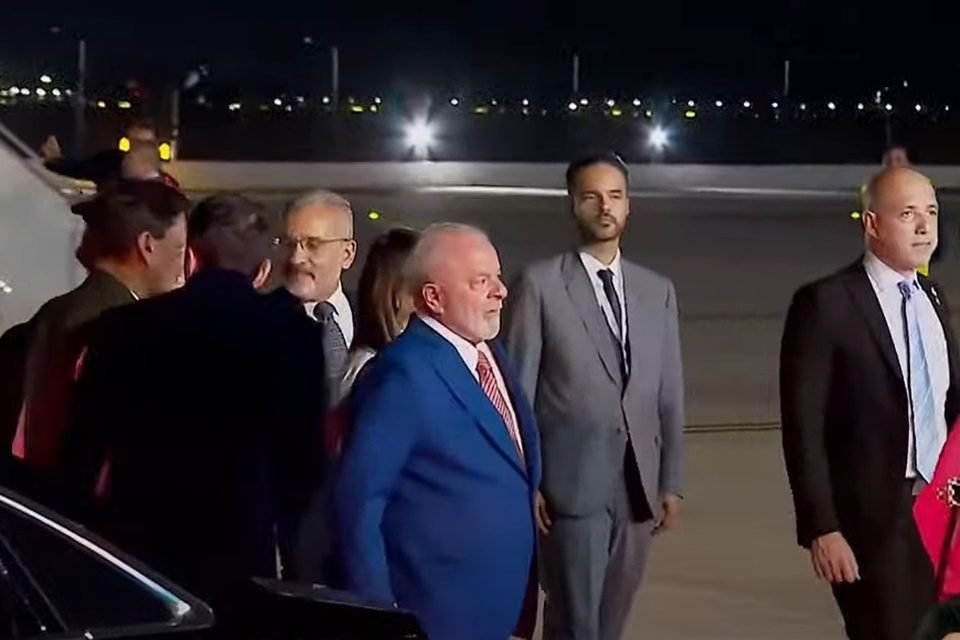 Imagem colorida mostra Lula chega à Índia para reunião do G20 - Metrópoles