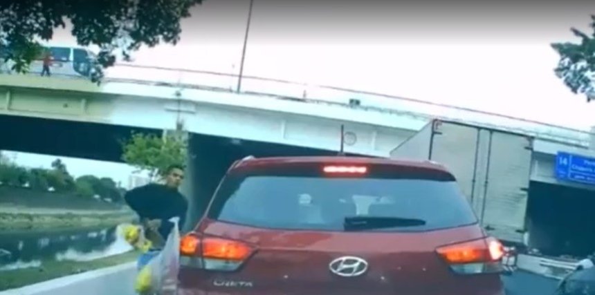 foto colorida mostra homem armado abordando motorista parado em trânsito de SP - Metropoles