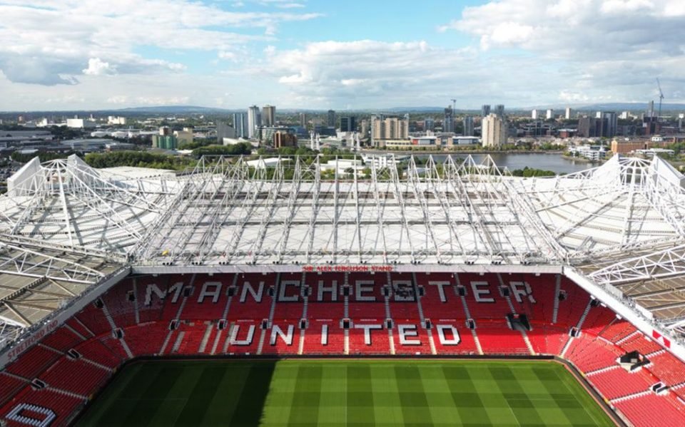 Imagem colorida da vista aérea do Old Trafford - Metrópoles