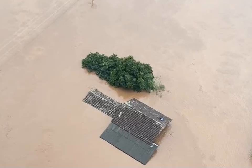 Imagem mostra destruição deixada em cidades do Rio Grande do Sul após a passagem de ciclone extratropical - Metrópoles