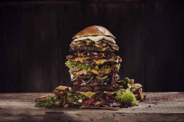 Foto colorida de um hambúrguer - Metrópoles