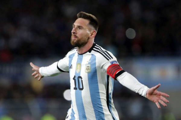 Imagem colorida de Messi comemorando gol pela Seleção Argentina- Metrópoles