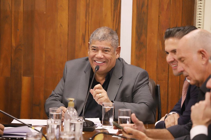 Foto colorida do vereador Milton Leite de terno cinza falando ao microfone em reunião com outros parlamentares na Câmara de São Paulo - Metrópoles