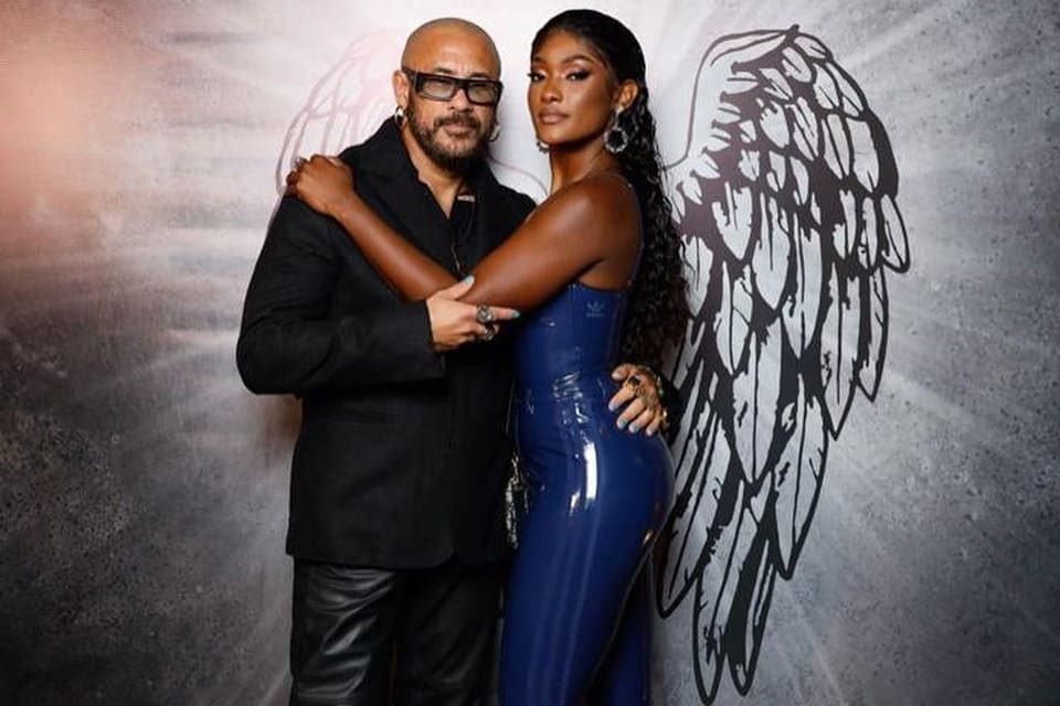 Erika Januza e José Junior posam juntos - Metrópoles