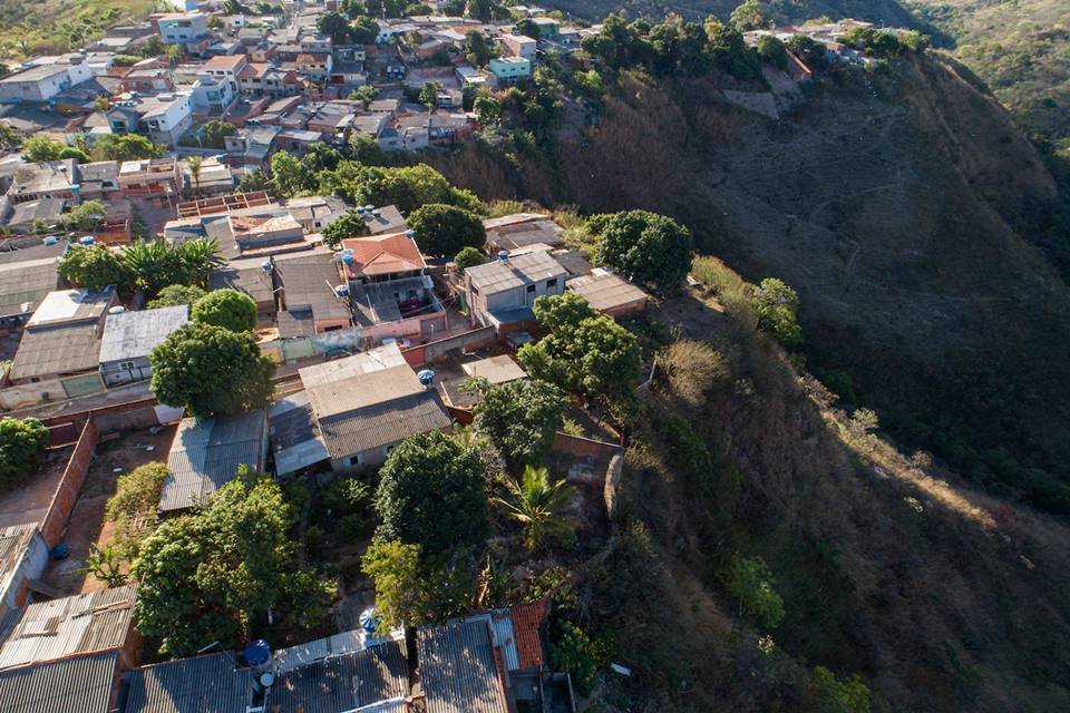 Perfil de uma dona de casa muito triste, sentada na cadeira da