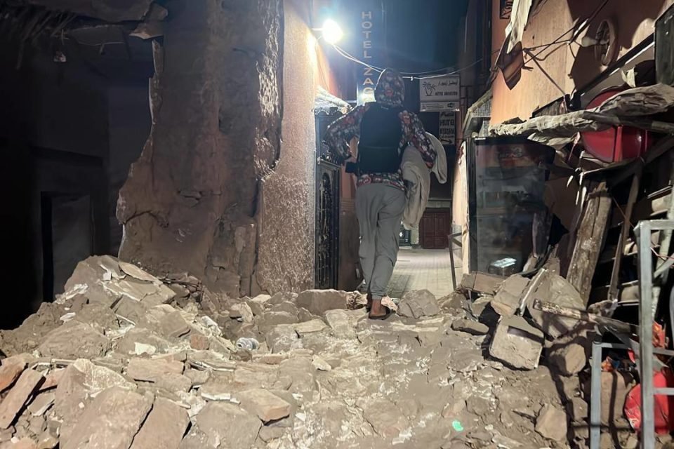 Vista de uma pessoa sobre os escombros após um terremoto de magnitude 7 em Marrakech, Marrocos, em 9 de setembro de 2023