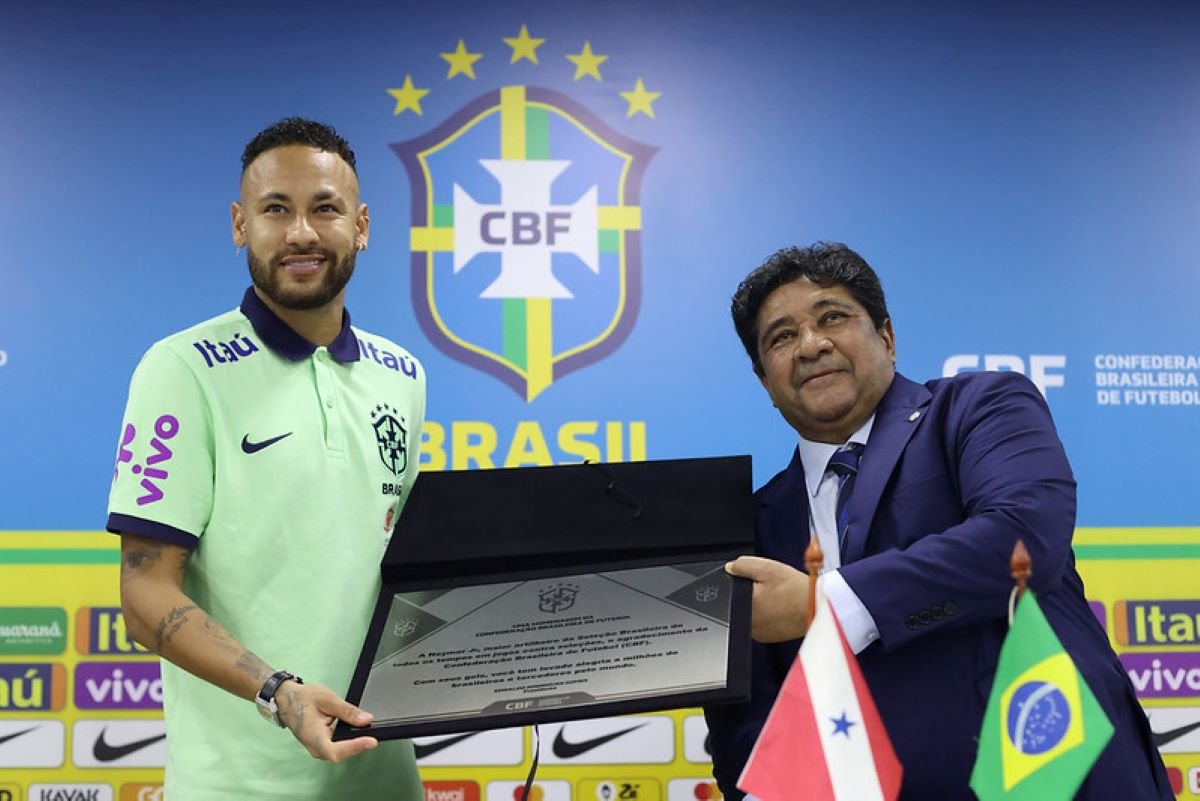 Neymar é a peça chave da seleção e o melhor jogador do mundo', afirma Pelé