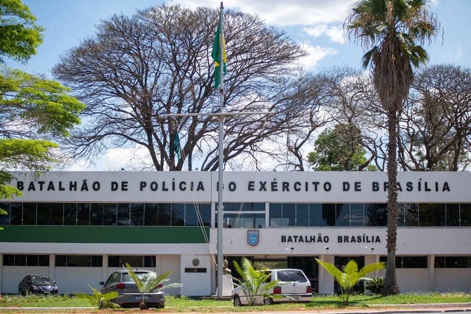 Imagem colorida mostra a fachada do Batalhao de Polícia do Exército em Brasília - Metrópoles
