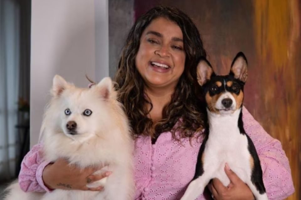 Foto colorida de Preta Gil com dois cachorros - Metrópoles