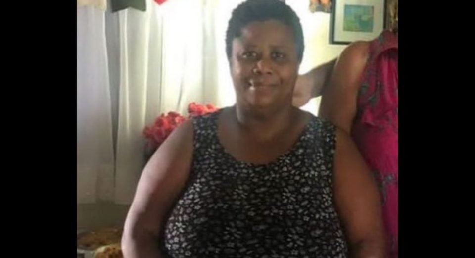 Imagem colorida mostra Sonia Maria de Jesus, uma mulher negra, com cabelos amarrados, usando uma camiseta regata e sorrindo - Metrópoles