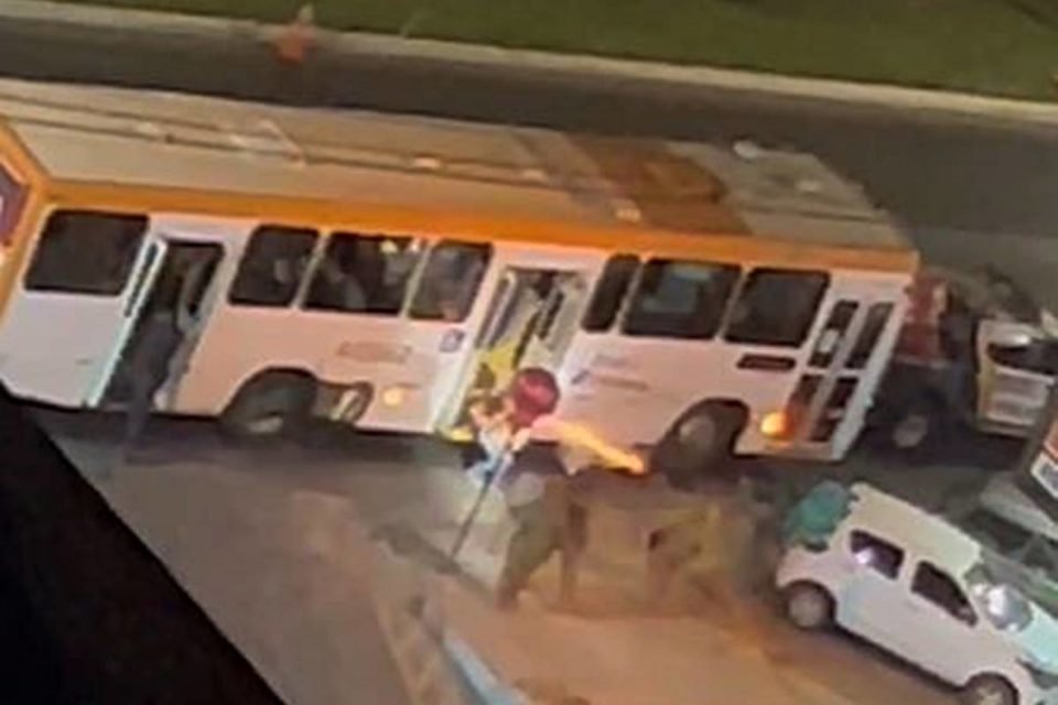 foto colorida de ônibus com policiais por perto atirando bomba de efeito moral - metrópoles