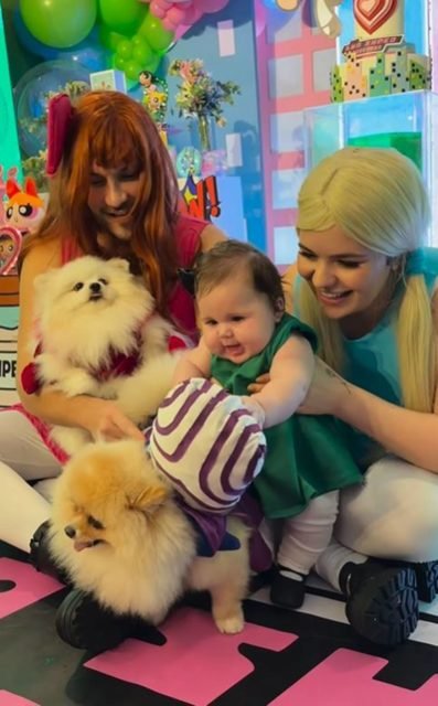 foto colorida de viih tube segurando a filha, que brinca com cachorro, sentadas ao lado de eliezer, que segura outro cachorro - metrópoles