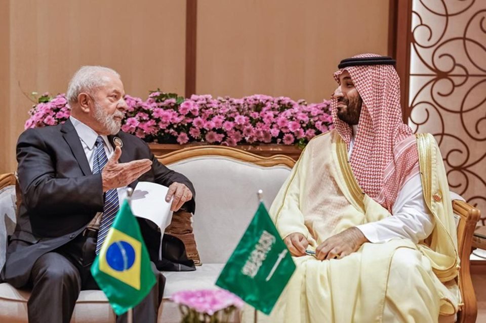 foto colorida de Lula com Mohammed bin Salman, príncipe herdeiro e primeiro-ministro da Arábia Saudita, no G20