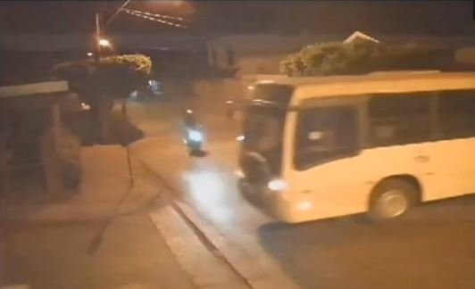 Imagem colorida mostra uma moto conduzida por um adolescente e um ônibus antes de colidirem em um cruzamento no interior de São Paulo - Metrópoles