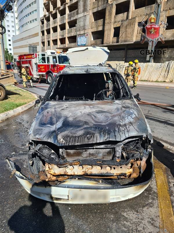 Carro consumido pelo fogo em Água Doce