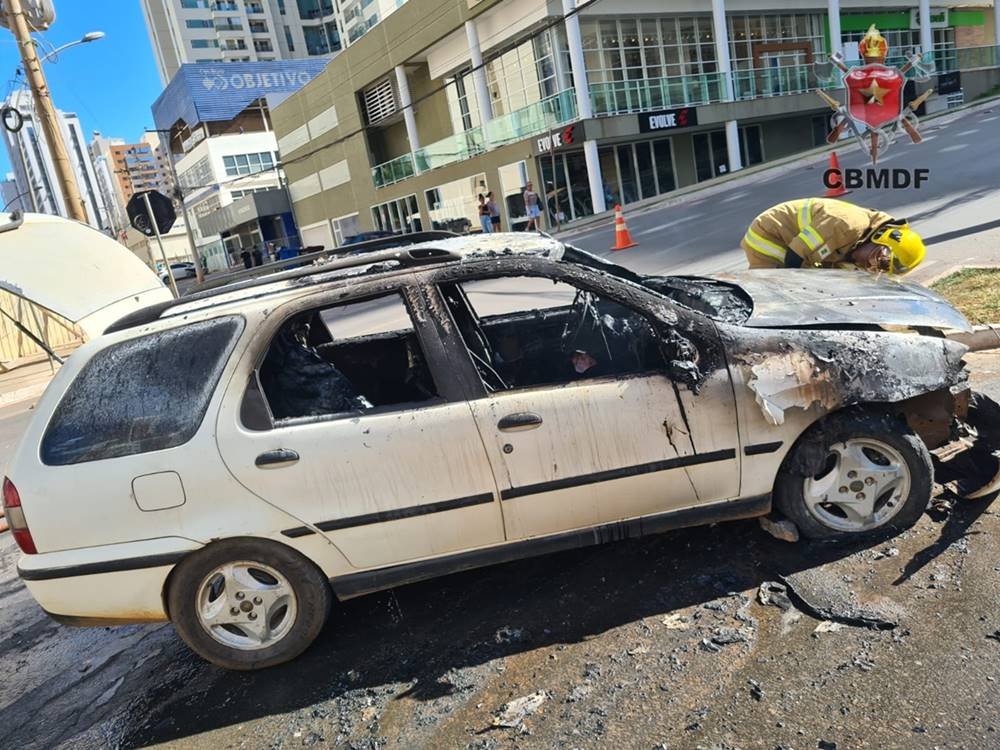 Carro consumido pelo fogo em Água Doce