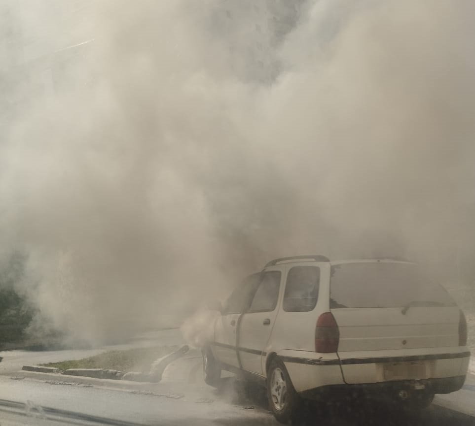 Carro consumido pelo fogo em Água Doce