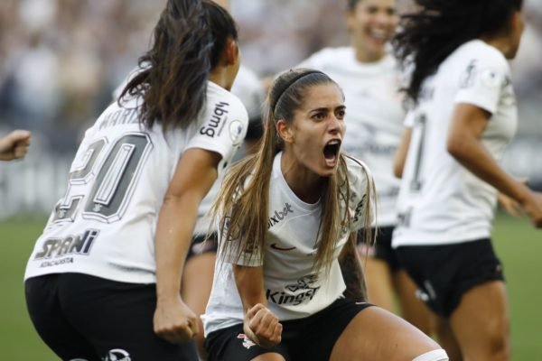 Imagem mostra jogadoras do Corinthians celebrando gol - Metrópoles