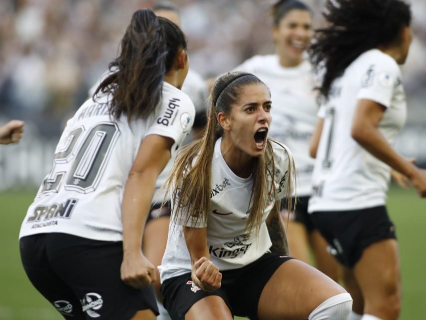 Imagem mostra jogadoras do Corinthians celebrando gol - Metrópoles