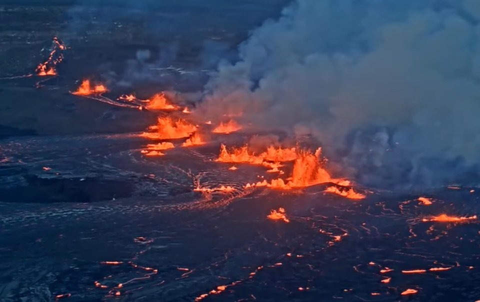 Imagem colorida de erupção do vulcão Kilauea, no Havaí, Estados Unidos - Metrópoles