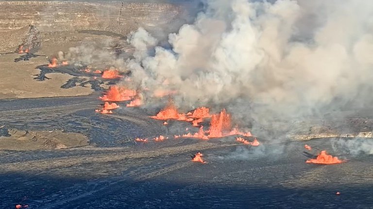 Imagem colorida de erupção do vulcão Kilauea, no Havaí, Estados Unidos - Metrópoles