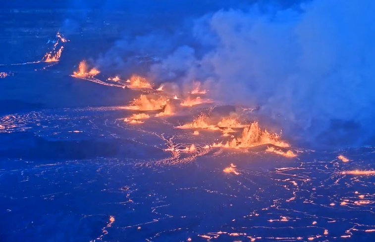 Imagem colorida de erupção do vulcão Kilauea, no Havaí, Estados Unidos - Metrópoles