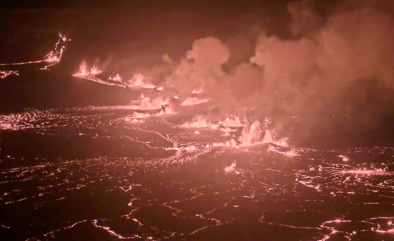 Imagem colorida de erupção do vulcão Kilauea, no Havaí, Estados Unidos - Metrópoles