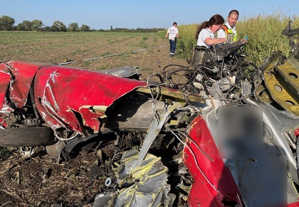 foto colorida de destroços de avião em campo na Turquia - Metrópoles
