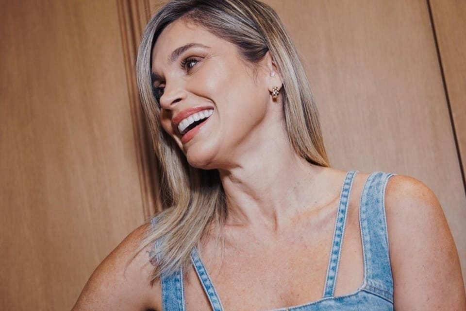 Flávia Alessandra posa de top jeans - Metrópoles
