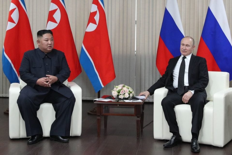 Imagem colorida de Kim Jong-un e Vladimir Putin sentados durante uma reunião - Metrópoles