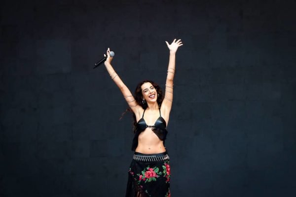 Foto colorida de Marina Sena com cabelos pretos e barriga de fora - Metrópoles