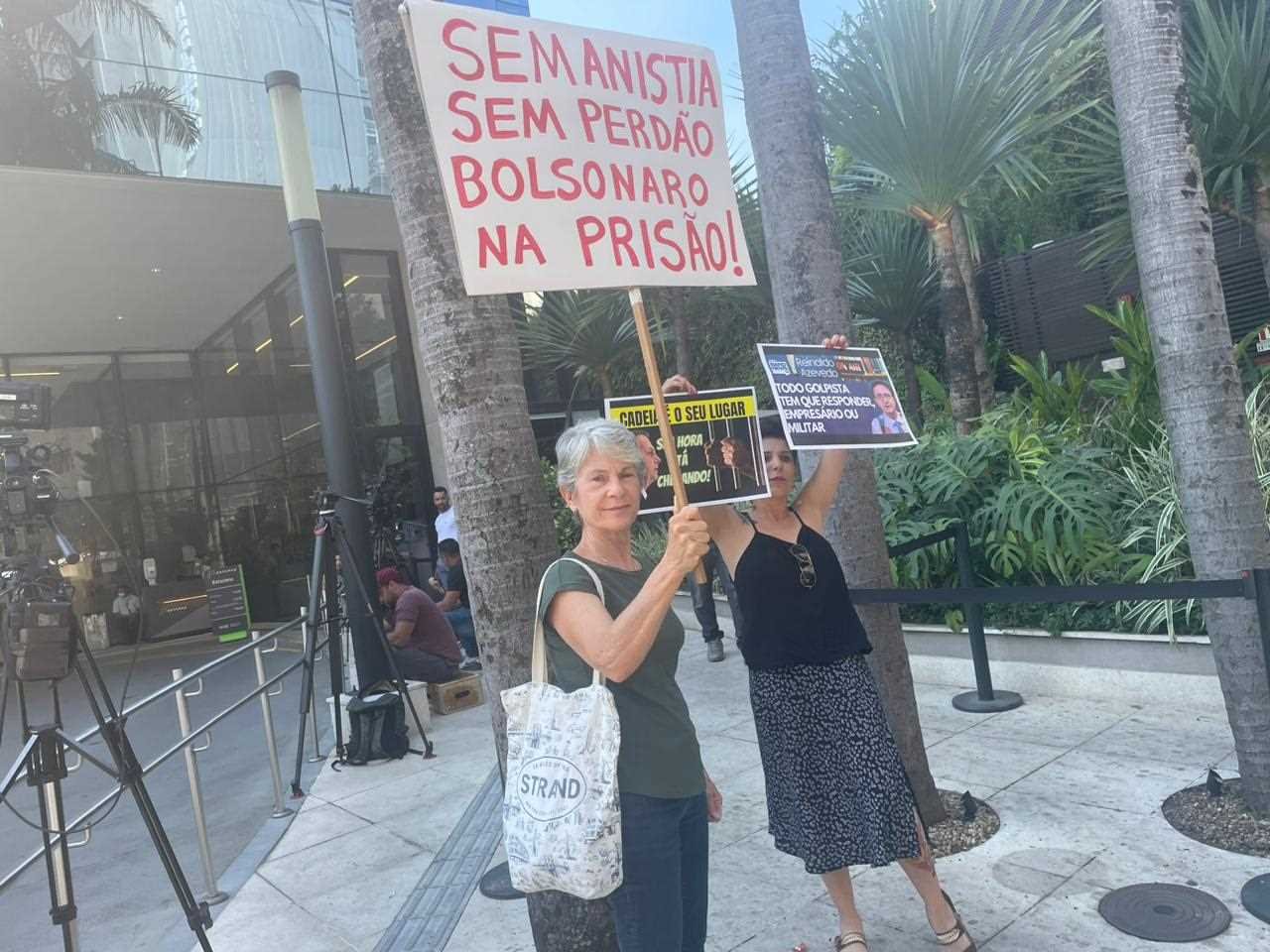 Apoiadores batem continência em frente a hospital onde está