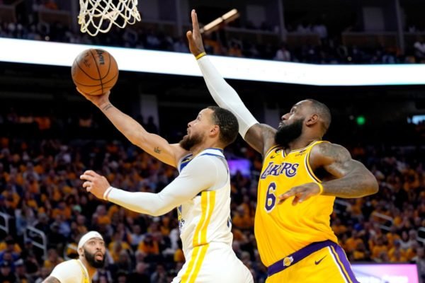 LeBron James elogia Stephen Curry e afirma: 'É o MVP da liga na atual  temporada' - Esportes - Jornal NH