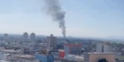 Imagem colorida mostra fumaça preta saindo de uma indústria que pegou fogo após um reator explodir na cidade de Poá, na Grande São Paulo - Metrópoles