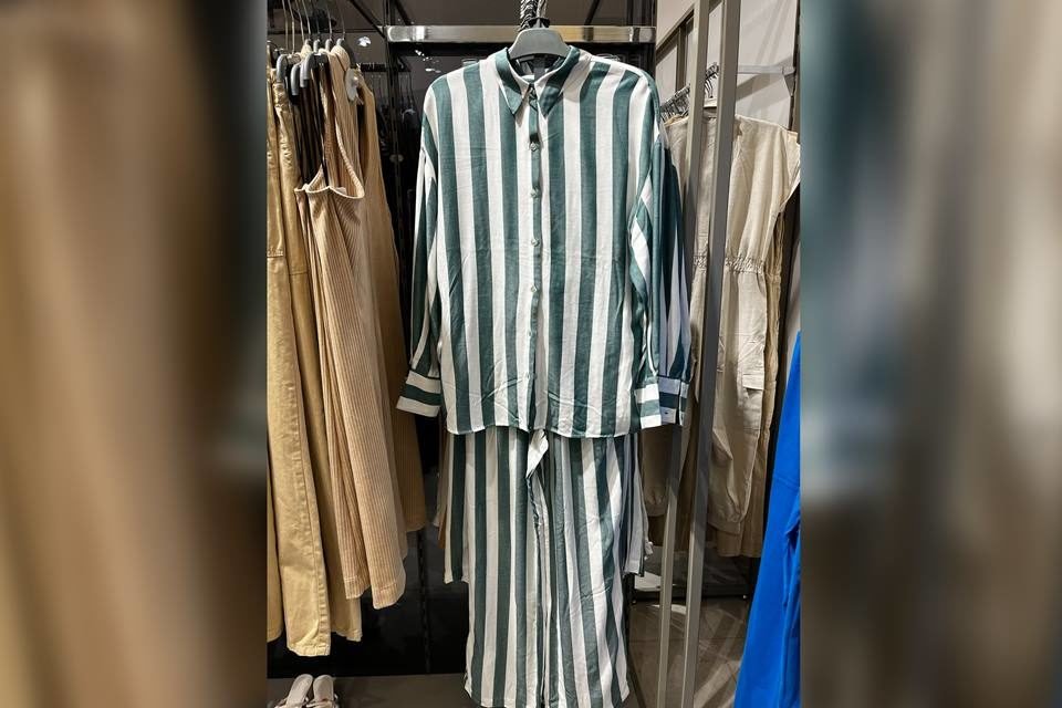 Imagem colorida mostra peça de roupa acusada de fazer apologia ao nazismo, por se assemelhar aos pijamas utilizados por judeus em campos de concentração - Metrópoles