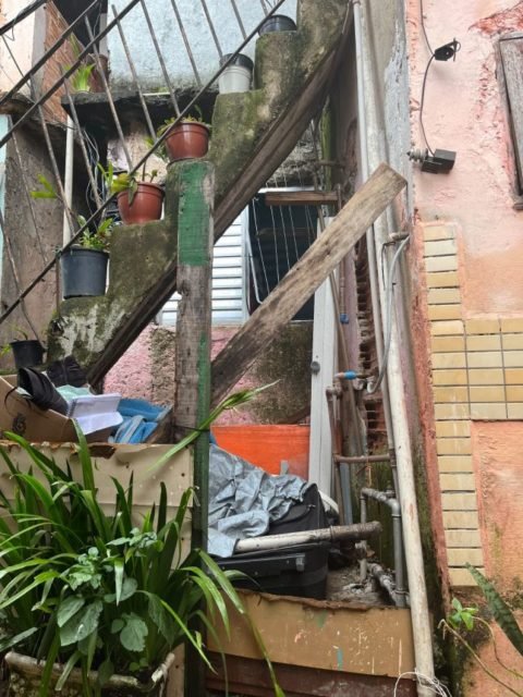 Imagem colorida mostra a escada que fica ao lado da casa. Depois da obra, o local foi fechado e virou um banheiro - Metrópoles