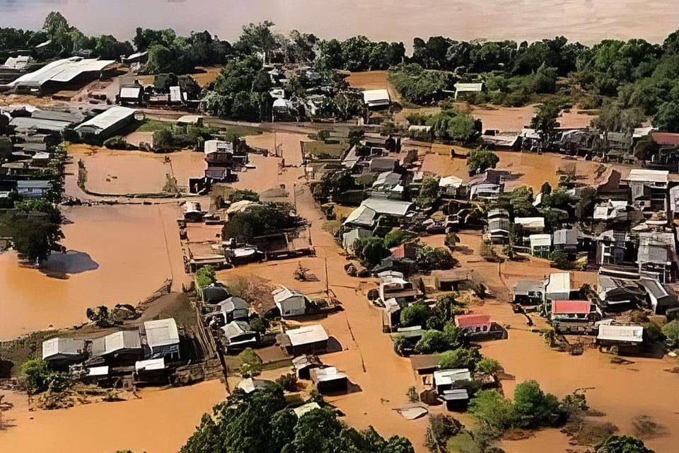 Foto colorida de cidade do Rio Grande do Sul destruída depois da passagem do ciclone - Metrópoles