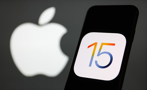 Imagem do iPhone 15, novo lançamento da Apple. Ao fundo, o logotipo da empresa, a tradicional maçã, na cor branca, em um fundo preto - Metrópoles