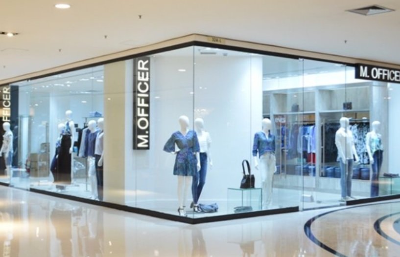 Imagem de vitrine da loja de roupas M.Officer em um shopping, com manequins e roupas da marca - Metrópoles