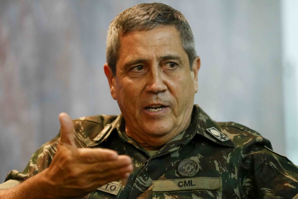 General Braga Netto na época interventor federal na segurança pública do estado do Rio de Janeiro