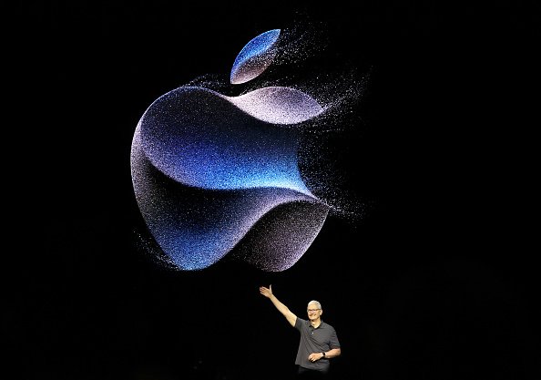Símbolo da Apple, a tradicional maçã. Logo abaixo, Tim Cook, CEO da empresa - Metrópoles