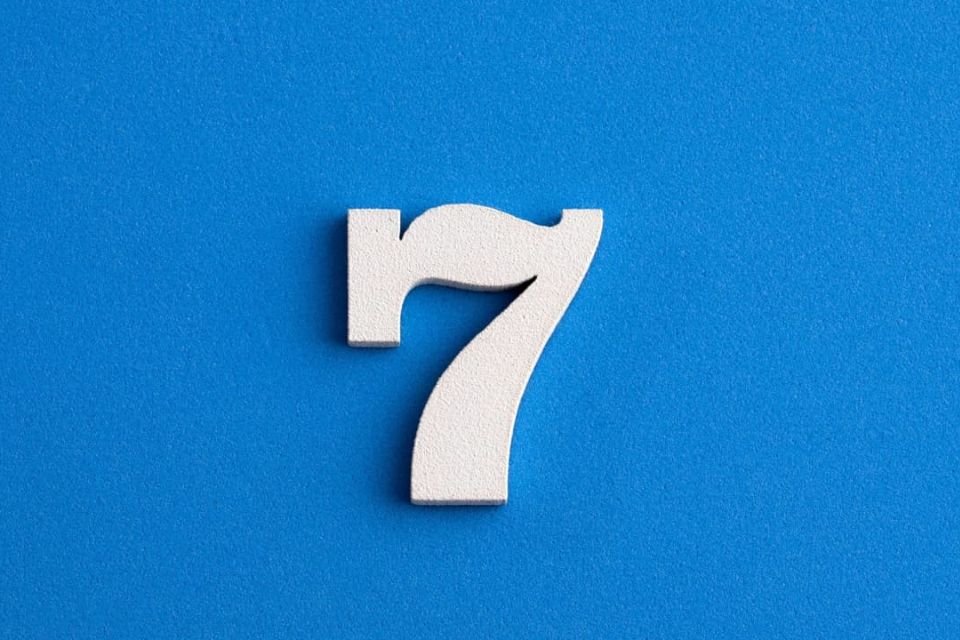 foto do numero sete em um fundo azul - Metrópoles