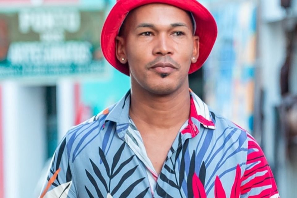 Nival Marques, dono do hit Tem Cabaré essa Noite posa de blusa colorida - Metrópoles