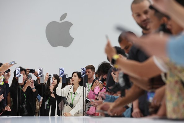 Pessoas se aglomeram diante dos novos modelos do iPhone 15, lançado pela Apple. As pessoas tiram fotos dos novos aparelhos com seus celulares - Metrópoles