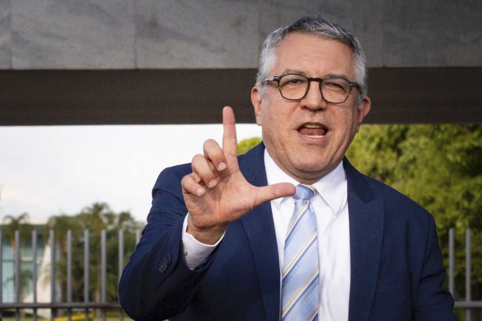 Alexandre Padilha, Ministro das Relações Institucionais do governo Lula, faz o L com as mãos - Metrópoles