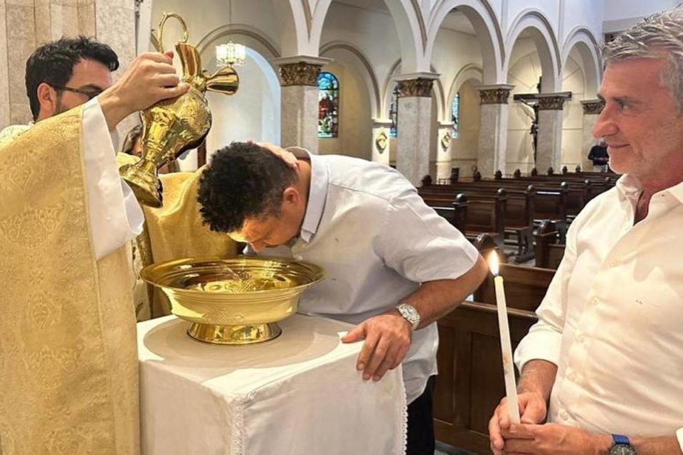 Fé Tricolor. Pequeno Romero, filho de cônsul do Grêmio, recebe 1º batismo  na capela da Arena - Notícias - Terceiro Tempo